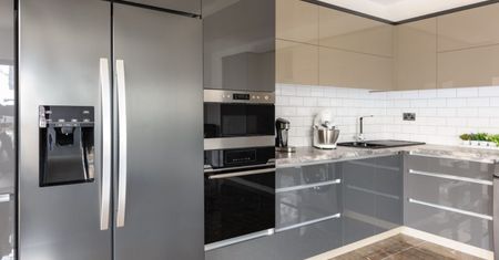 Odrobina tego produktu z łazienki wystarczy, aby lodówka inox błyszczała jak nowa