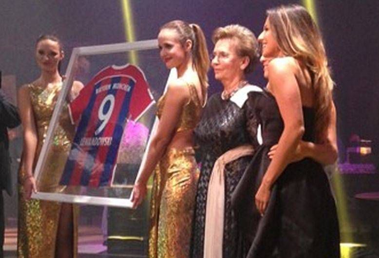 Anna i Robert Lewandowscy na aukcję Balu Nocy Letniej TVN przekazali koszulkę piłkarza. Wiemy, kto i za ile ją wylicytował