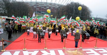 Szczyt bliskowschodni w Warszawie. Protest przed Stadionem Narodowym