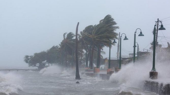 Huragan Irma dotarł do wybrzeży Florydy (USA).
