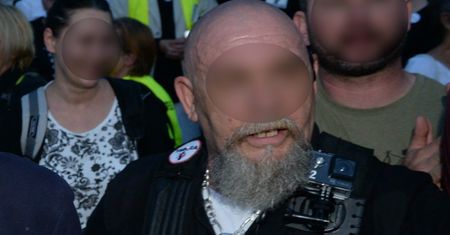 Zatrzymano go z hukiem po zawiadomieniu TVP. Teraz sąd uchylił mu zakaz zbliżania się do dziennikarzy