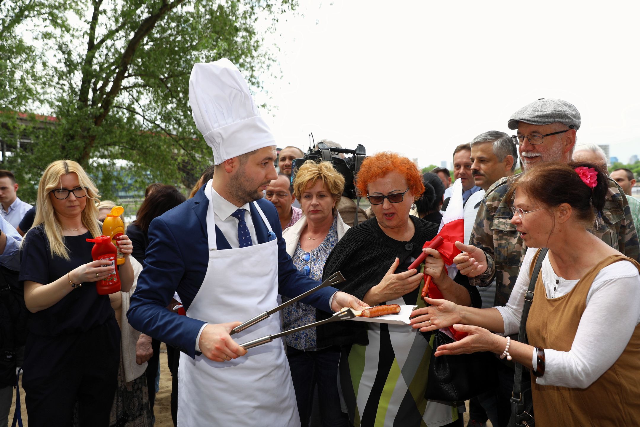Kandydat PiS dokarmia wyborców 