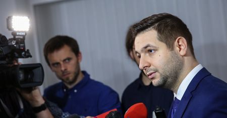 Wiceminister Patryk Jaki porównuje protesty w obronie SN z pikietami ws. koncesji TV Trwam