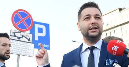Roman Giertych nabija się z Patryka Jakiego. "Porozwieszał po Warszawie swoje znaki"