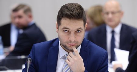 Patryk Jaki nie przykleił serduszka i uderzył w WOŚP. Jurek Owsiak: chłopie, wyluzuj!