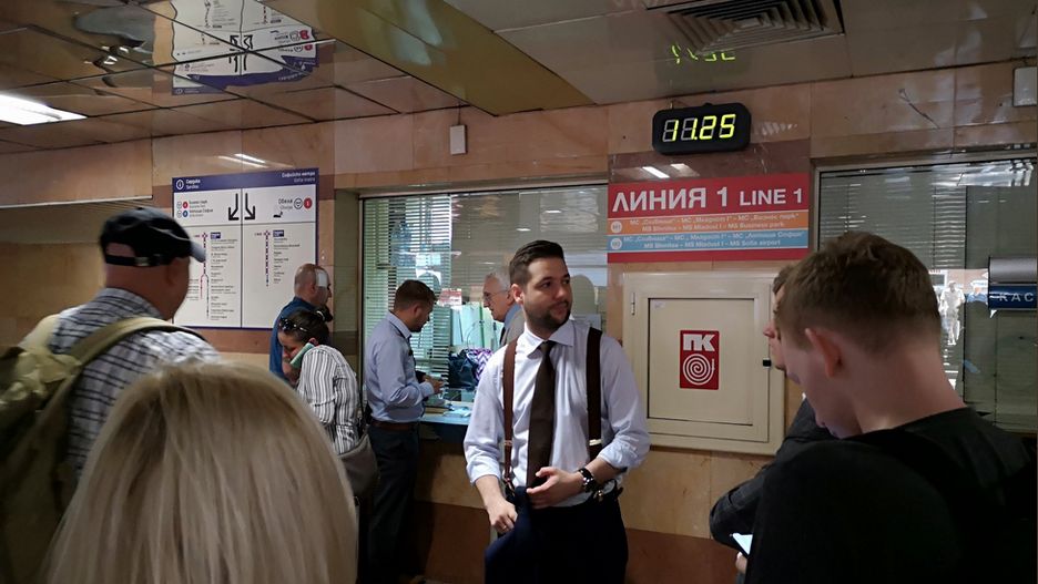 Patryk Jaki przed wejściem do sofijskiego metra