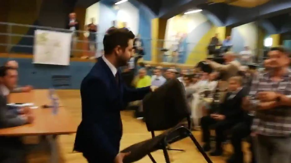 Patryk Jaki podaje krzesło oponentowi na spotkaniu na Bemowie