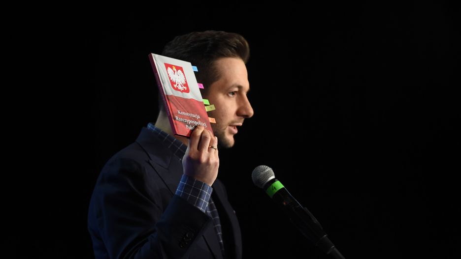 Koronawirus w Polsce. Europoseł PiS Patryk Jaki broni Jarosława Kaczyńskiego 
