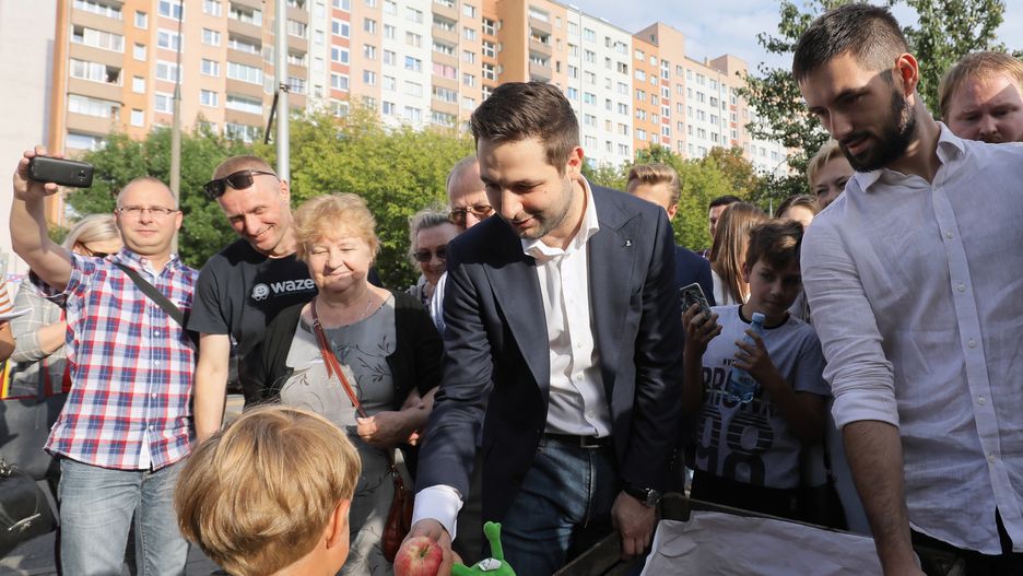 Patryk Jaki podczas akcji #100imyPodBlokiem