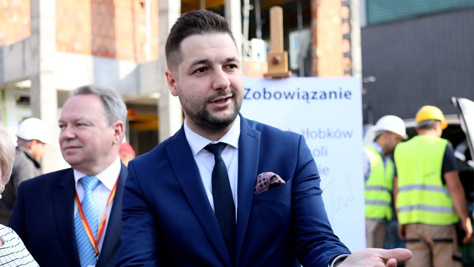 Patryk Jaki na konferencji prasowej, zapowiadając program budowy żłobków.