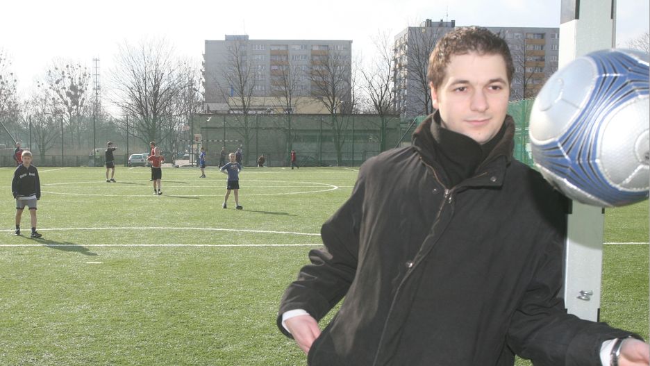 Patryk Jaki jeszcze jako radny w 2008 roku na boisku w Opolu