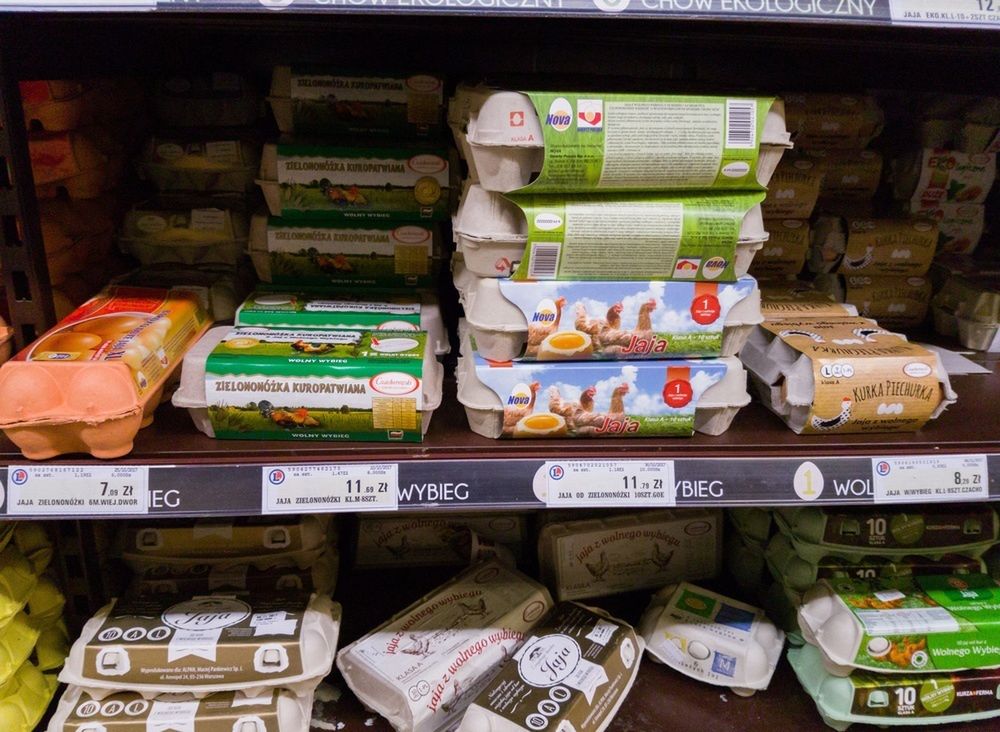 W ciągu kilku miesięcy ceny jaj poszły mocno do góry. Tak samo było nie tylko z masłem, ale też innymi produktami spożywczymi.