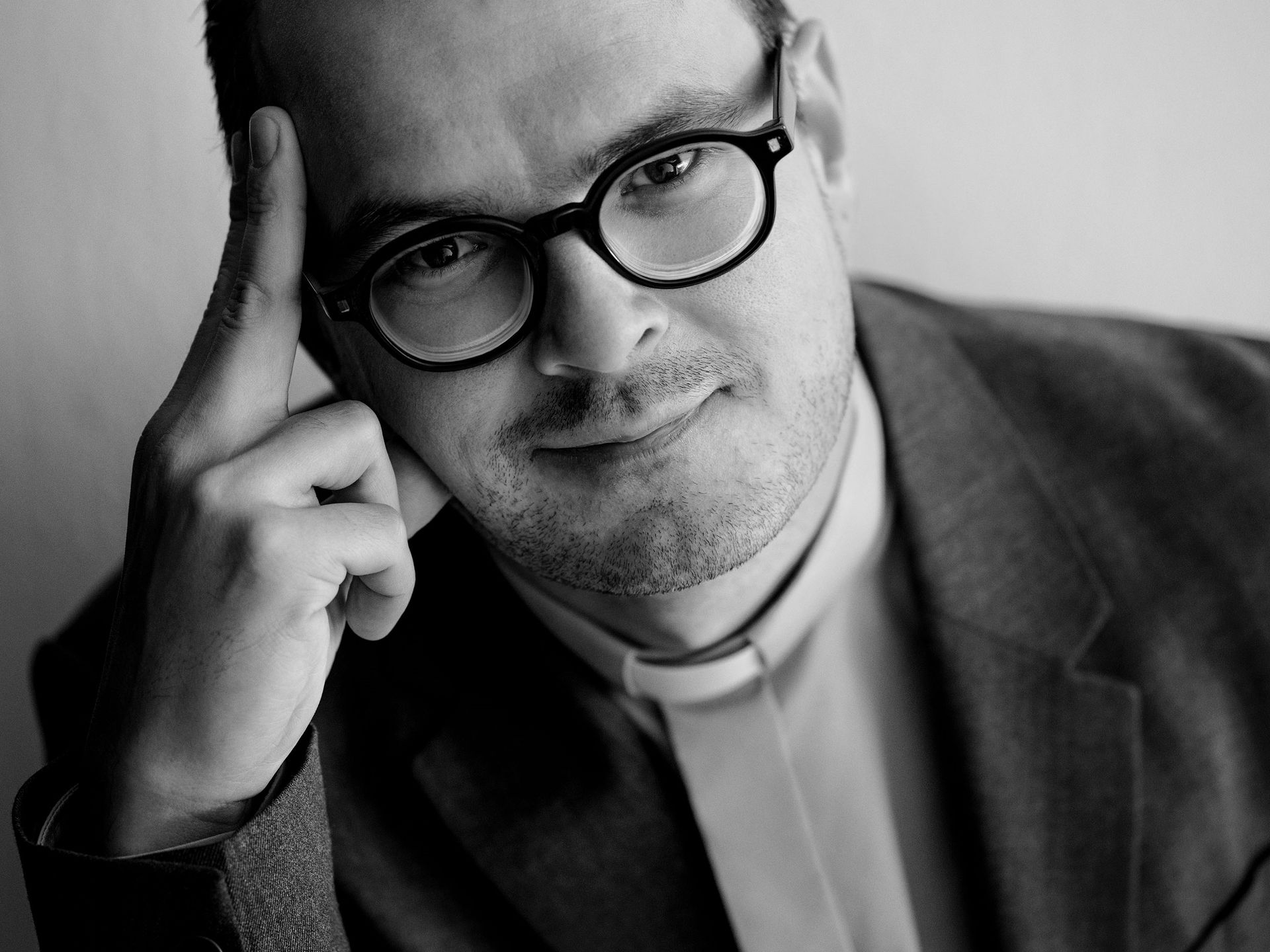 Dawid Ogrodnik w roli ks. Jana Kaczkowskiego. 