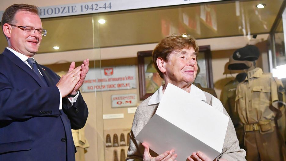 Jan Józef Kasprzyk wręczył doradczyni prezydenta Zofii Romaszewskiej odznaczenie nadane przez premiera