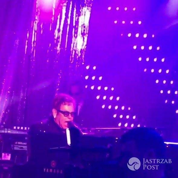 Elton John śpiewa na weselu