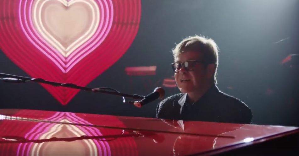 Elton John w wyjątkowej reklamie. Nie puszczają jej w telewizji. Za to w sieci bije rekordy popularności i wyciska łzy