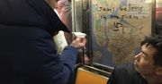 Wzięli sprawy w swoje ręce. Zmyli swastyki w metrze