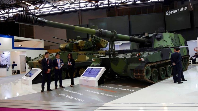 Haubica samobieżna K9. W tle zestaw przeciwlotniczy K30 hybrid BIHO