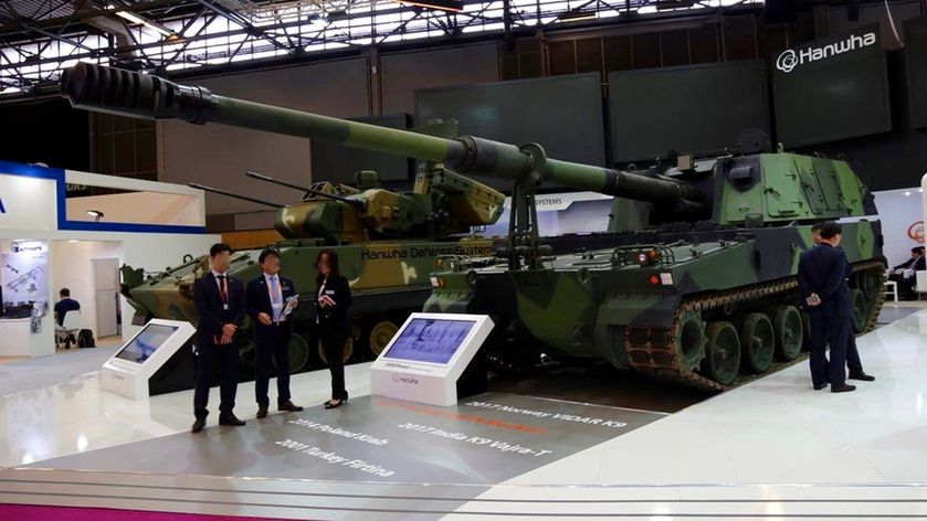Haubica samobieżna K9. W tle zestaw przeciwlotniczy K30 hybrid BIHO