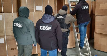 KAS i CBŚP przejęły warty 31 mln zł nielegalny tytoń. Do jego transportu potrzeba było sześciu tirów