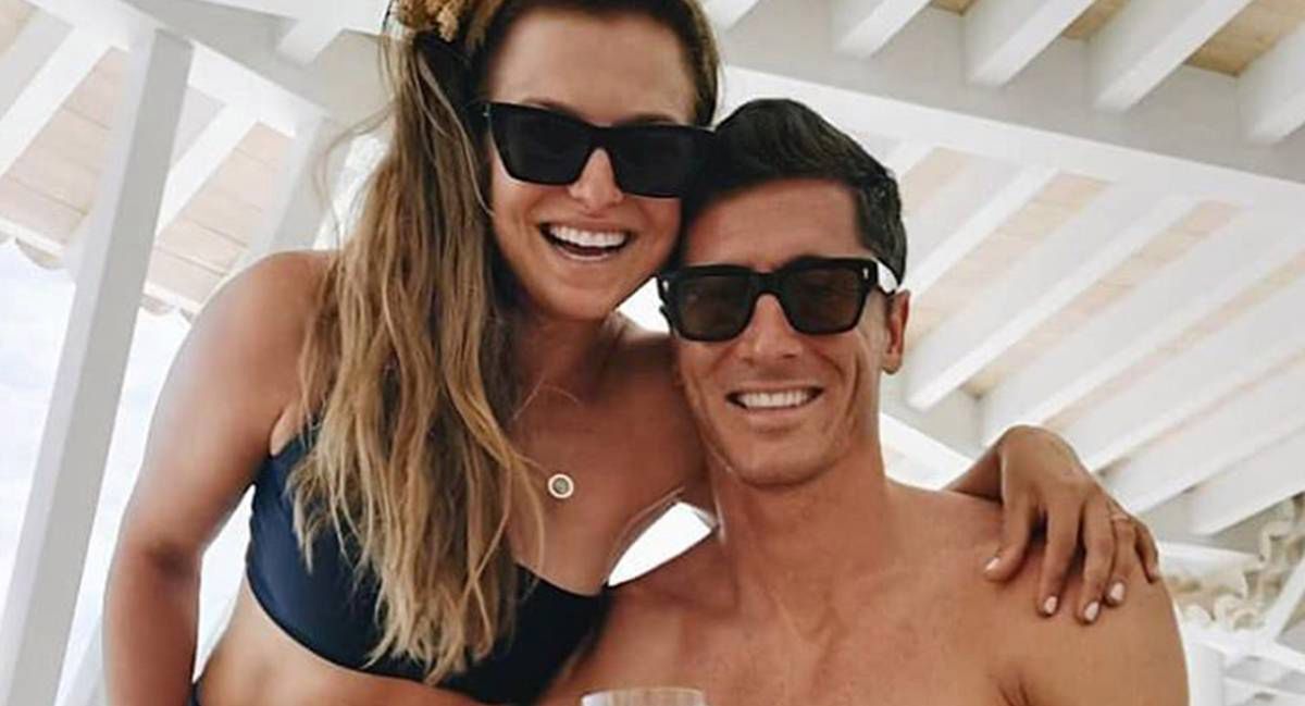 Anna i Robert Lewandowscy delektują się kawą. Ona zachwyca w bikini, on z "sześciopakiem". Fani "Fit para!"