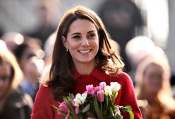 Księżna Kate w czerwonym płaszczu. Już go znamy!