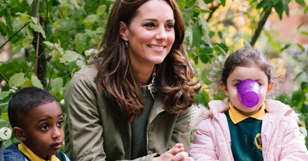 Księżna Kate w tanich spodniach z Zary. Świetnie podkreślają sylwetkę