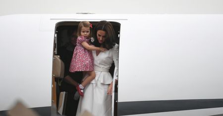 Kate i William z dziećmi wychodzą z samolotu WIDEO