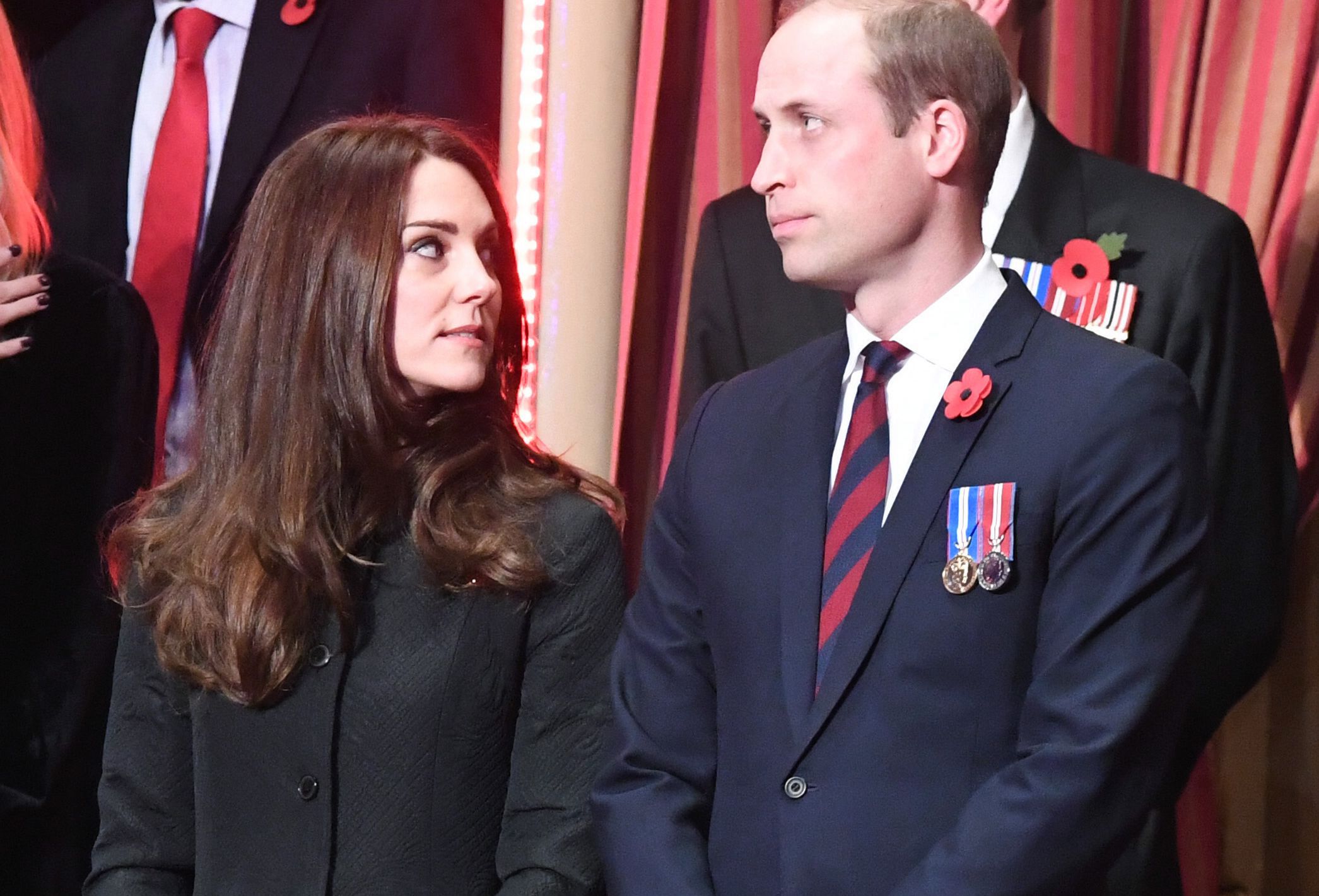 Księżna Kate w czarnym płaszczu podczas Festiwalu Pamięci