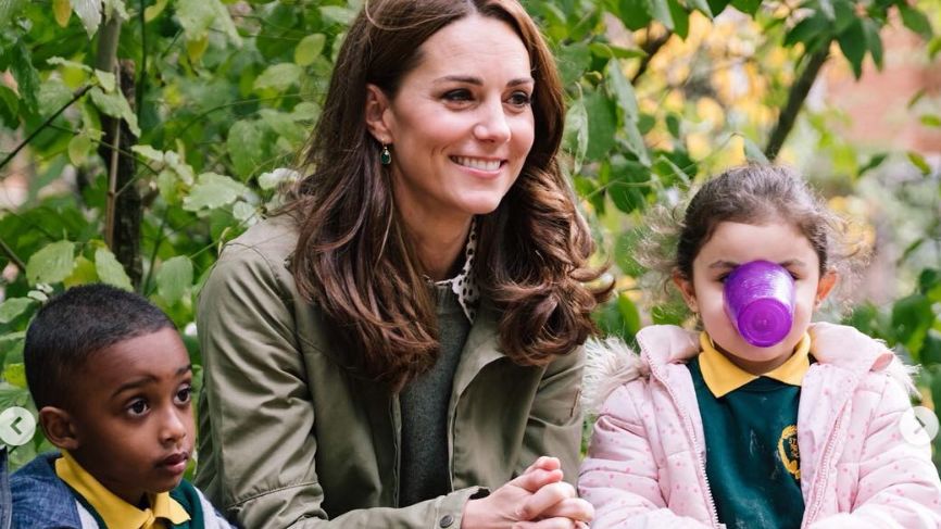 Spodnie, które wybrała Kate, to model ze średnim stanem.