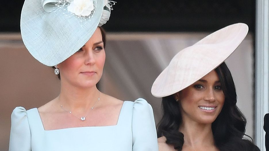 Księżna Kate ma obawiać się (podobno) utraty pozycji pupilki władczyni. Dowodem na wzrost znaczenia księżnej Meghan mają być podobno (jakżeby inaczej!) kolczyki, które (znów) podobno  otrzymała od królowej