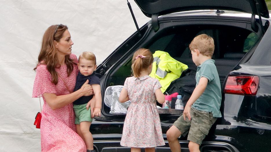Księżna Kate z Louisem (na rękach), Charlotte i Georgem