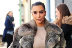 Kim Kardashian w bardzo obcisłym kombinezonie. Trudno uwierzyć, że się w to zmieściła
