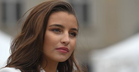 Julia Wieniawa robi szpagat. W cielistym zestawie wygląda lepiej niż Kim Kardashian