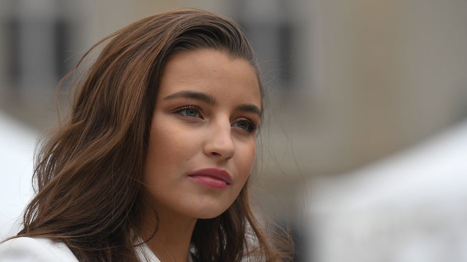 Julia Wieniawa pozuje w cielistym kostiumie