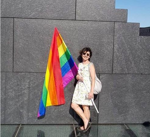 Sfotografowała się z flagą przy pomniku smoleńskim. "Jeśli ktoś poczuł się dotknięty, to jego problem"