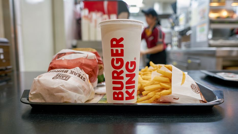 Posiłki w restauracjach typu fast food muszą być przygotowywane wg ścisłych wytycznych