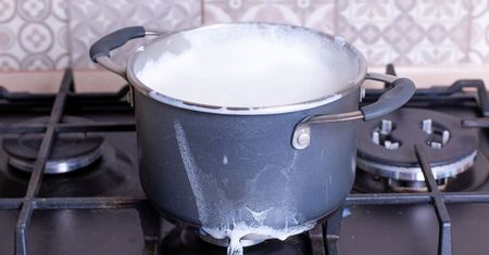 Prosty trik sprawia, że mleko nigdy nie wybiega. A tak mało osób go zna