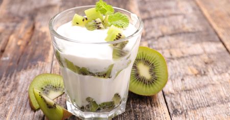 Jogurt naturalny w diecie - właściwości, kaloryczność i zastosowanie