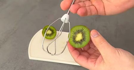 Wypróbuj ten patent na obieranie kiwi, a już nigdy nie sięgniesz po nóż