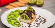 Ciasto piramidka z kiwi. Szybki deser bez pieczenia, jajek i mąki