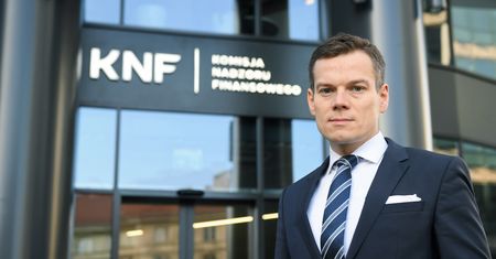 "Fakt": Szef KNF jeździ autem za 600 tysięcy. KNF zaprzecza