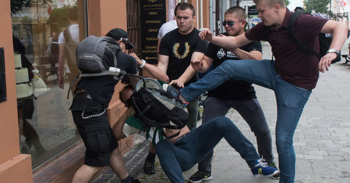 Wyzywali "na solo" i grozili, że "wj.bią". Młodzież Wszechpolska zaatakowała demonstrantów