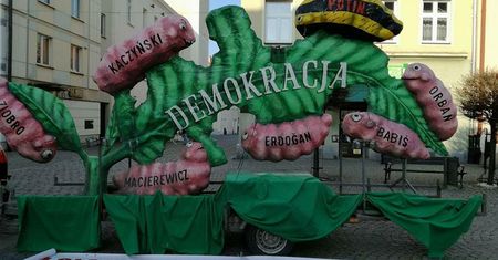 Kaczyński, Ziobro i Macierewicz "pożerają" demokrację. Happening we Wrocławiu