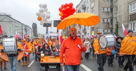 Kłopotliwy gość na powitaniu Donalda Tuska. Lider Kapeli KOD ma zarzuty za handel kobietami