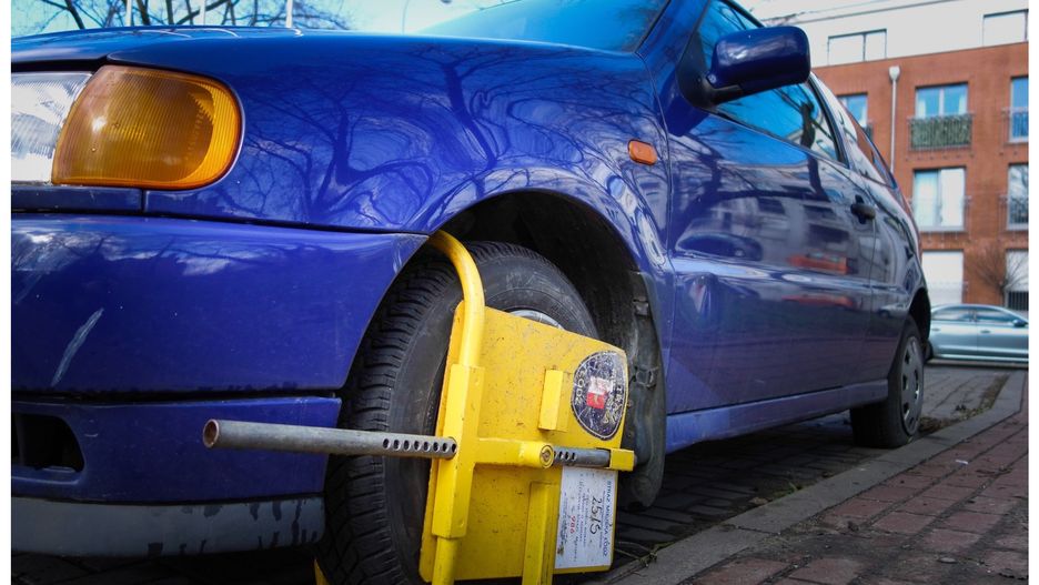 Czują się bezkarni. Nielegalnie zakładają blokady na koła i chcą pieniędzy