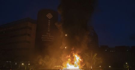 Hongkong. Podczas zamieszek policjant został postrzelony w nogę
