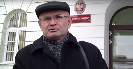 Rozebrał się w trakcie przesłuchania, pomawiał śledczych. Chce zostać sędzią KRS