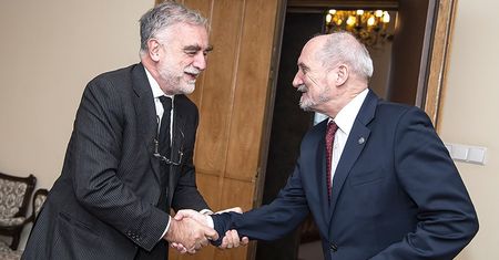 Specjalny prokurator Macierewicza ma kłopoty. Wziął miliony od współpracownika Kaddafiego