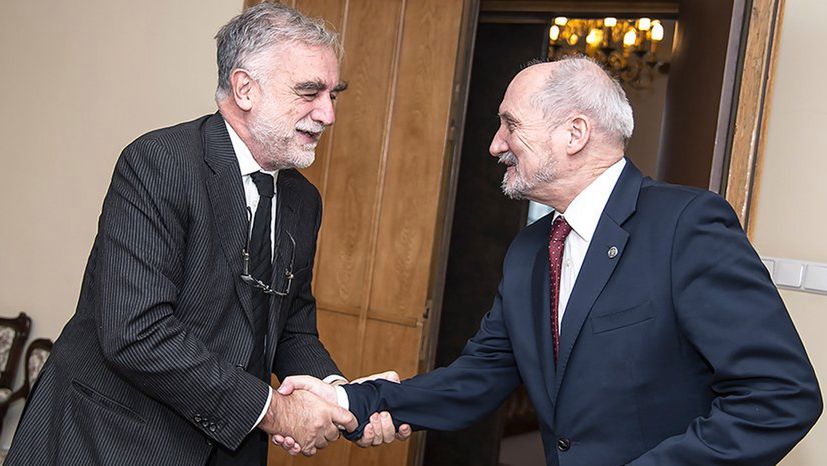 Luis Moreno Ocampo miał pomóc Antoniemu Macierewiczowi odzyskać wrak tupolewa. Teraz mierzy się z poważnymi zarzutami.